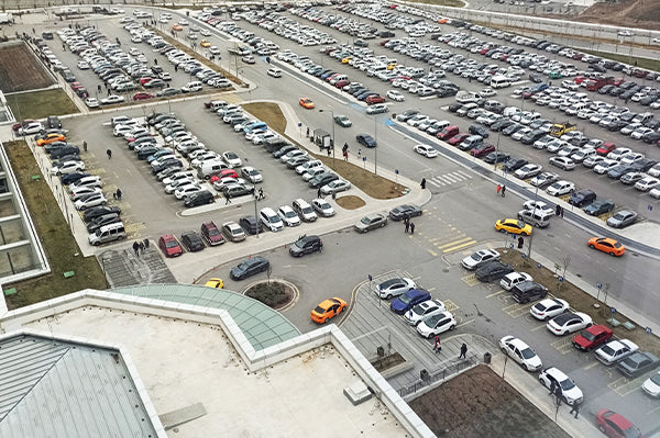 駐車場の事故防止・安全対策とは？原因と具体的な解決策を解説