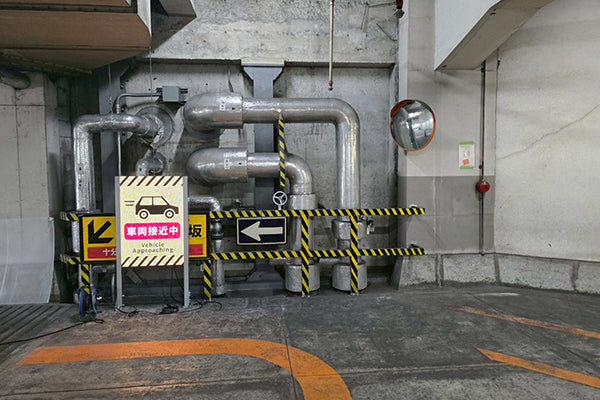 デジタルサイネージによる駐車場スロープ事故防止システム