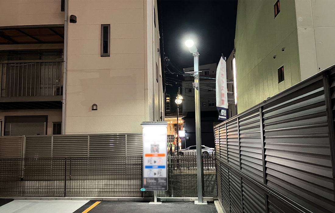 駐車場に設置されたソーラーLED照明